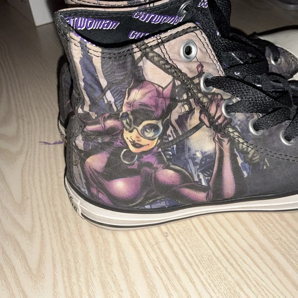 RARE🔥 Converse x CatWoman Vintage Comic Print Sz 5 Men's -‎ 7Women's Shoes